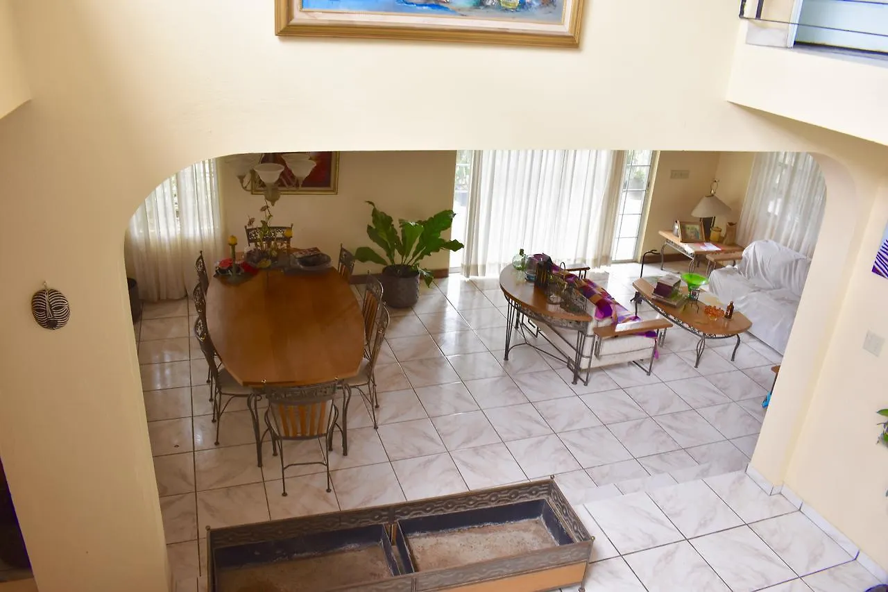 Oda ve Kahvaltı Eucalyptus Guest House Port-au-Prince